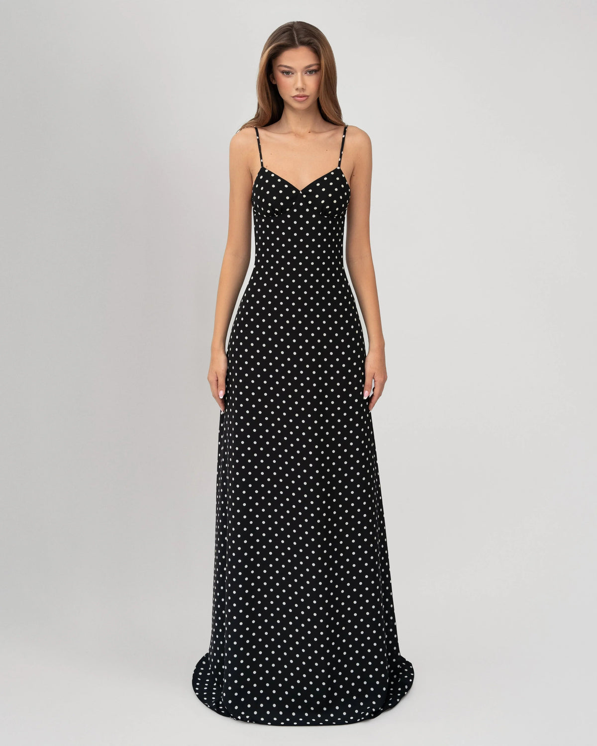 Silvia | Vestido Maxi de Lunares con Pañuelo