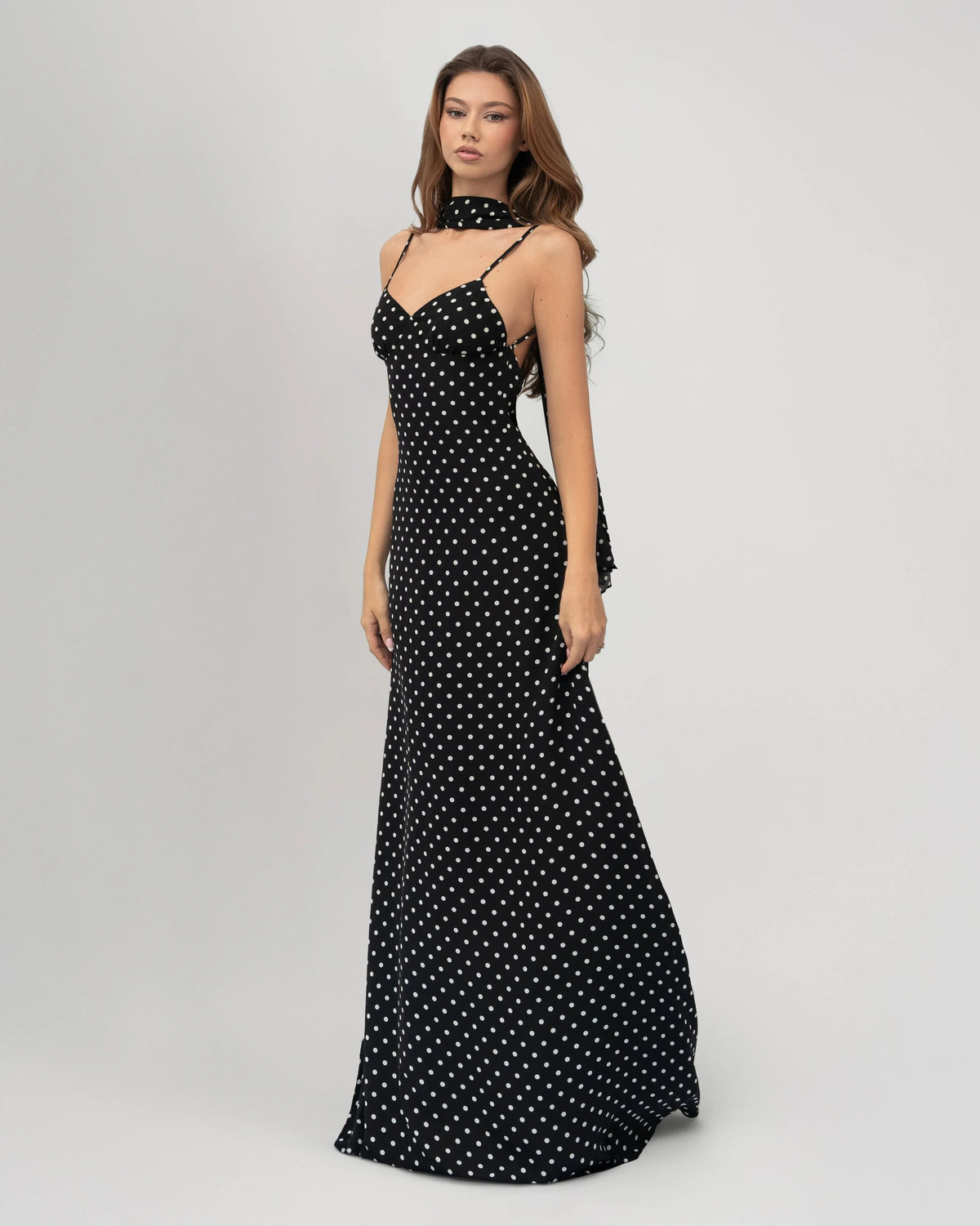Silvia | Vestido Maxi de Lunares con Pañuelo