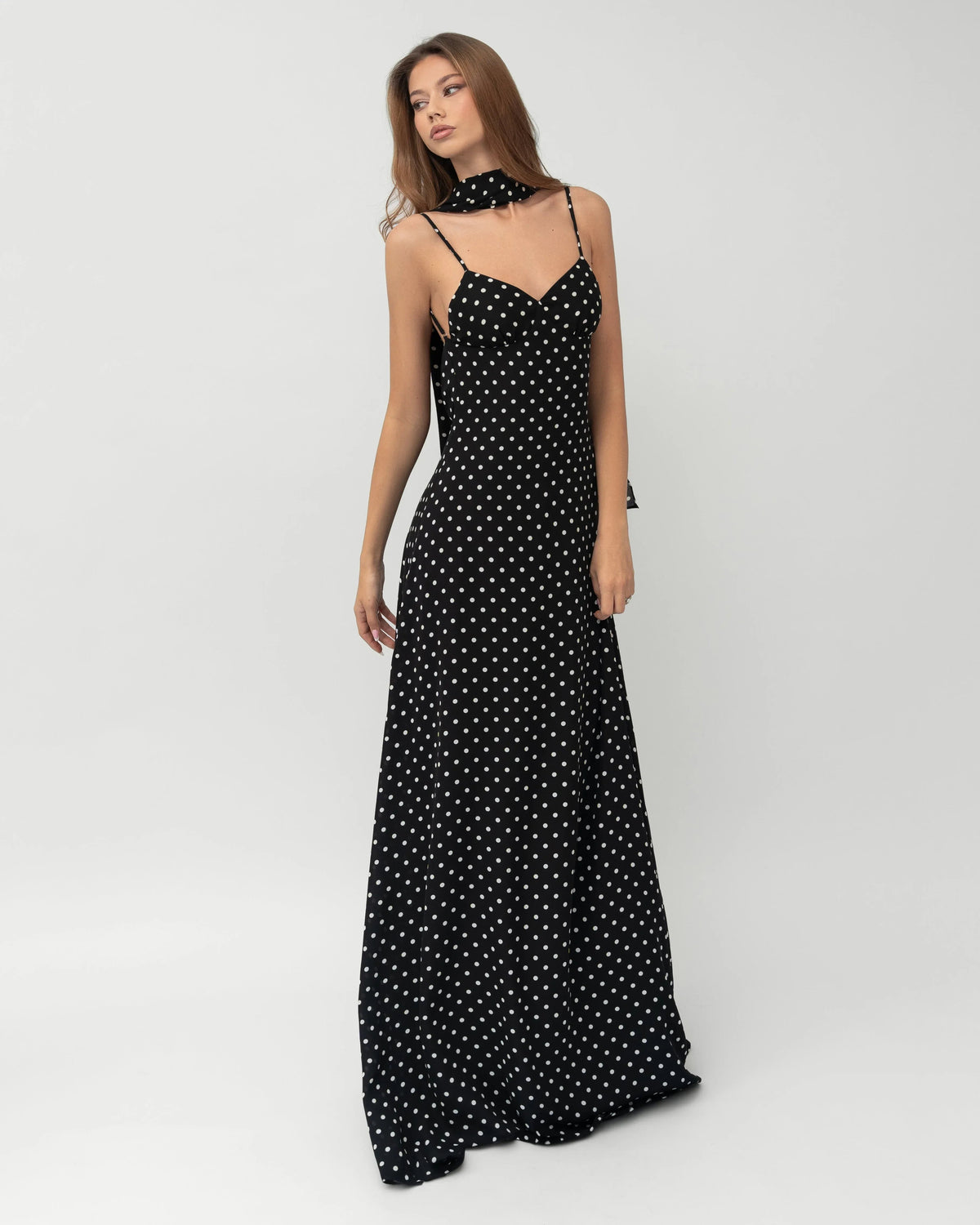 Silvia | Vestido Maxi de Lunares con Pañuelo