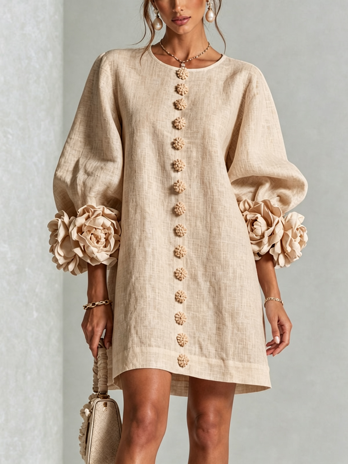 Valentina | Vestido mini de lino con puños de rosa – Beige