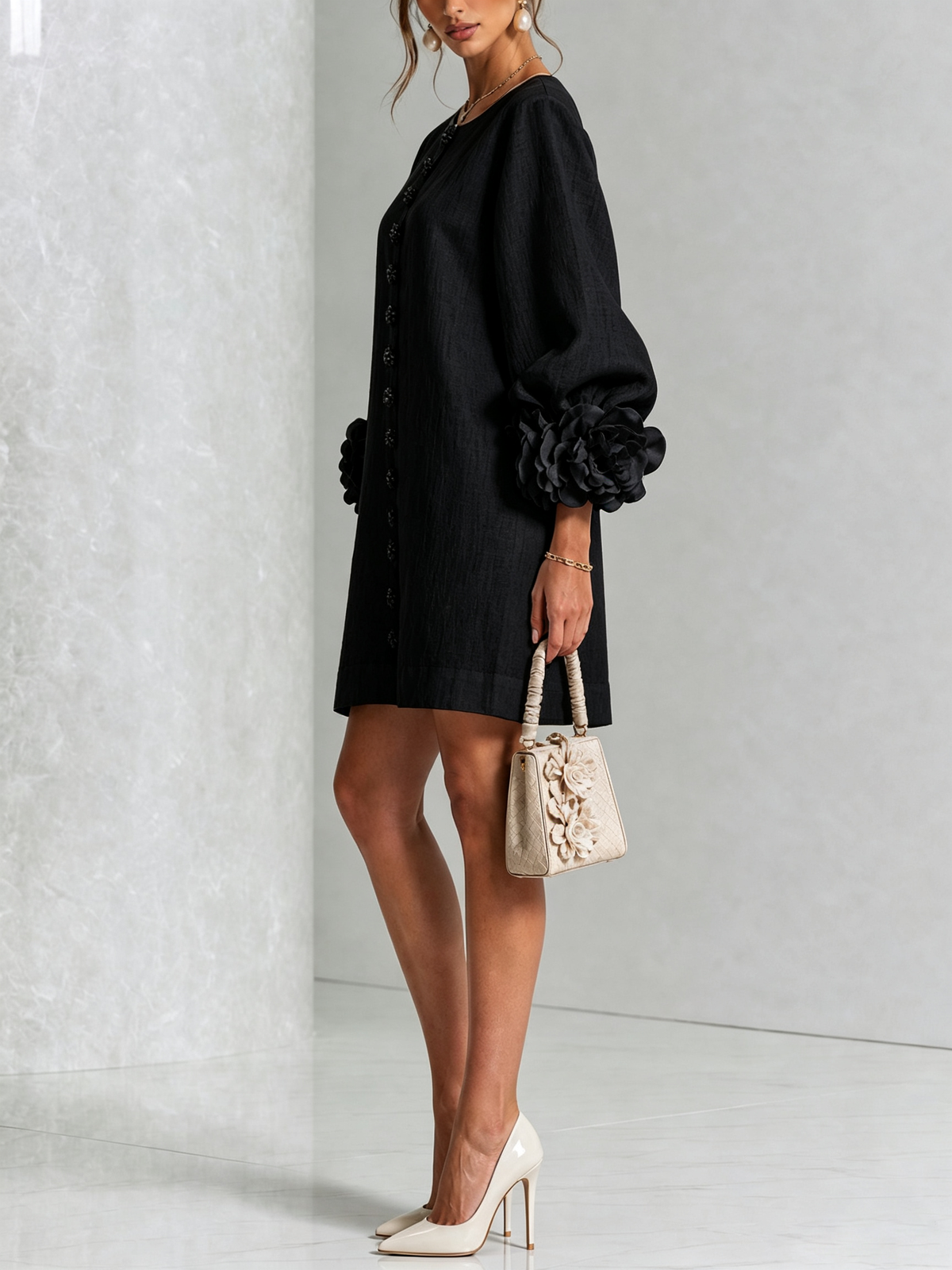Camila | Vestido mini de lino con puños de rosa – Negro