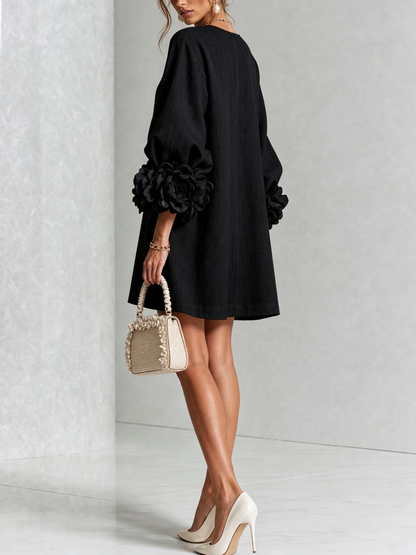 Camila | Vestido mini de lino con puños de rosa – Negro