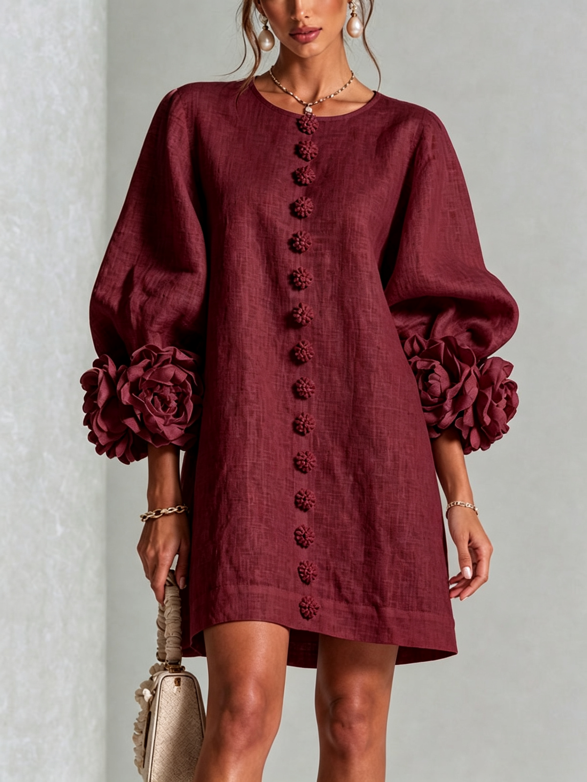 Adriana | Vestido mini de lino con puños de rosa – Vino