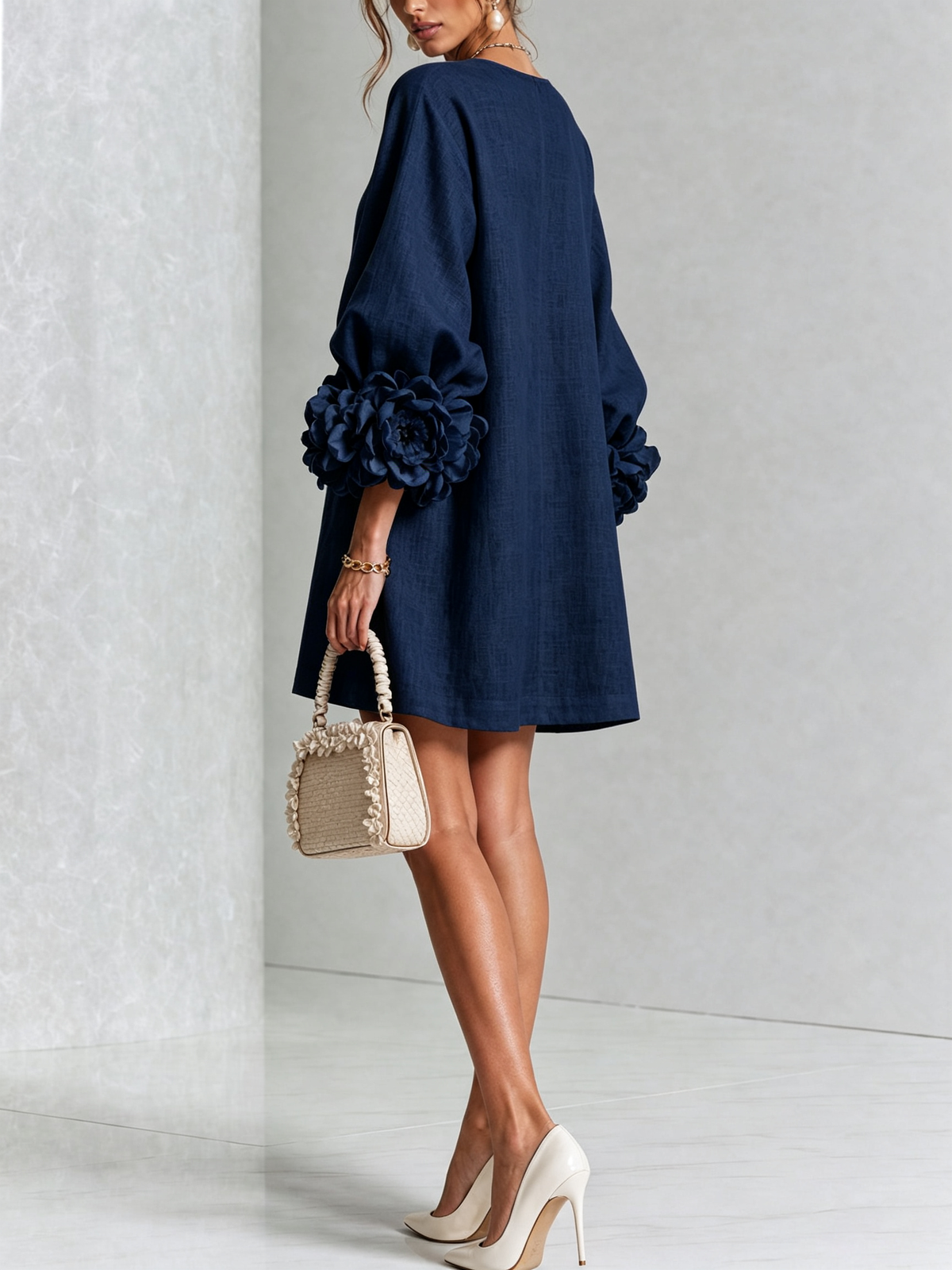 Karla | Vestido mini de lino con puños de rosa – Azul marino