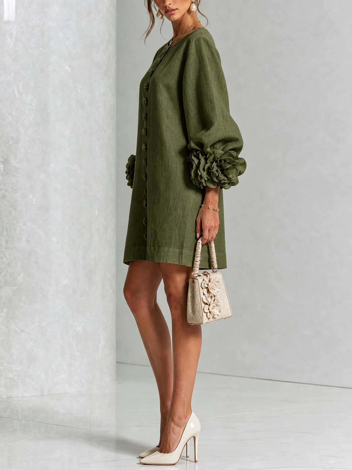 Lucía | Vestido mini de lino con puños de rosa – Verde oliva