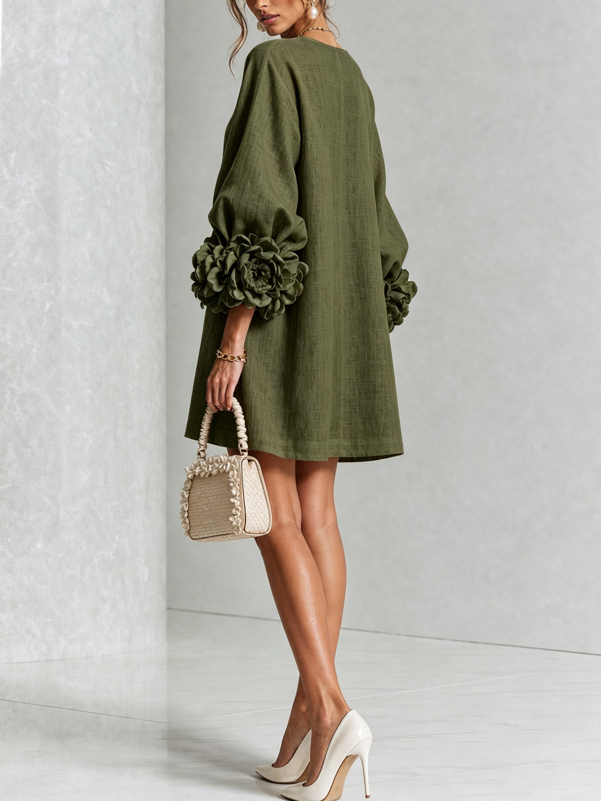 Lucía | Vestido mini de lino con puños de rosa – Verde oliva