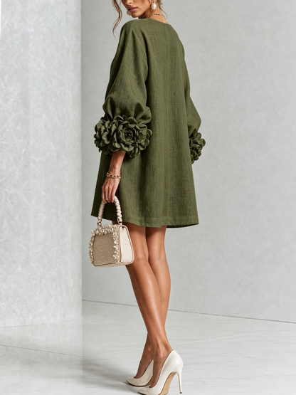 Lucía | Vestido mini de lino con puños de rosa – Verde oliva