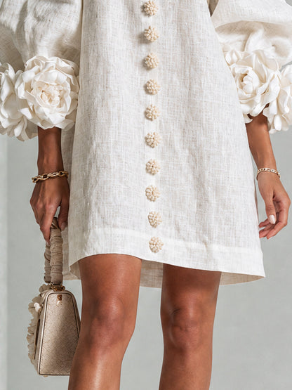 Montserrat | Vestido mini de lino con puños de rosa – Blanco