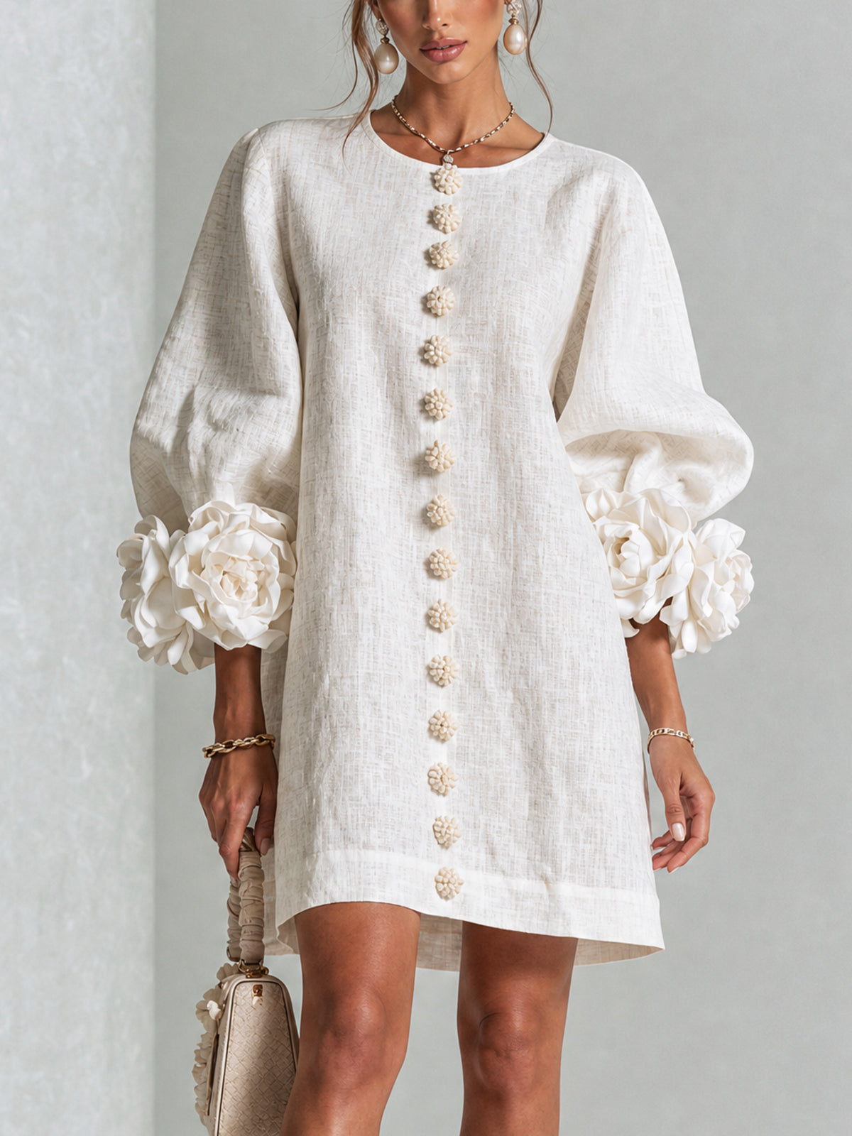 Montserrat | Vestido mini de lino con puños de rosa – Blanco