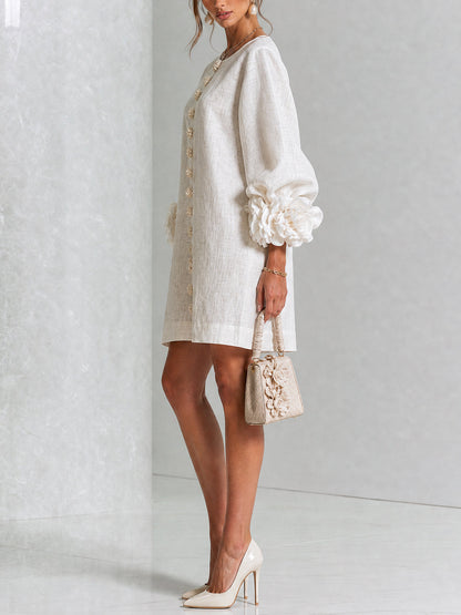 Montserrat | Vestido mini de lino con puños de rosa – Blanco