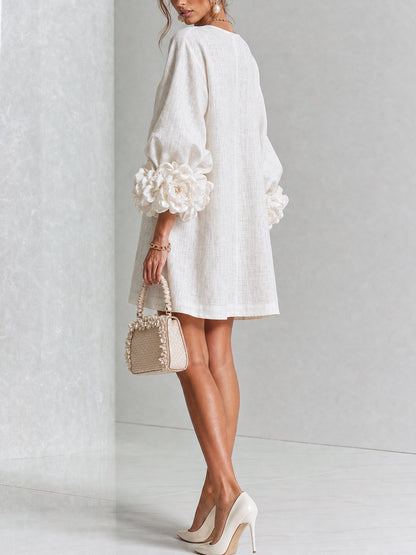 Montserrat | Vestido mini de lino con puños de rosa – Blanco