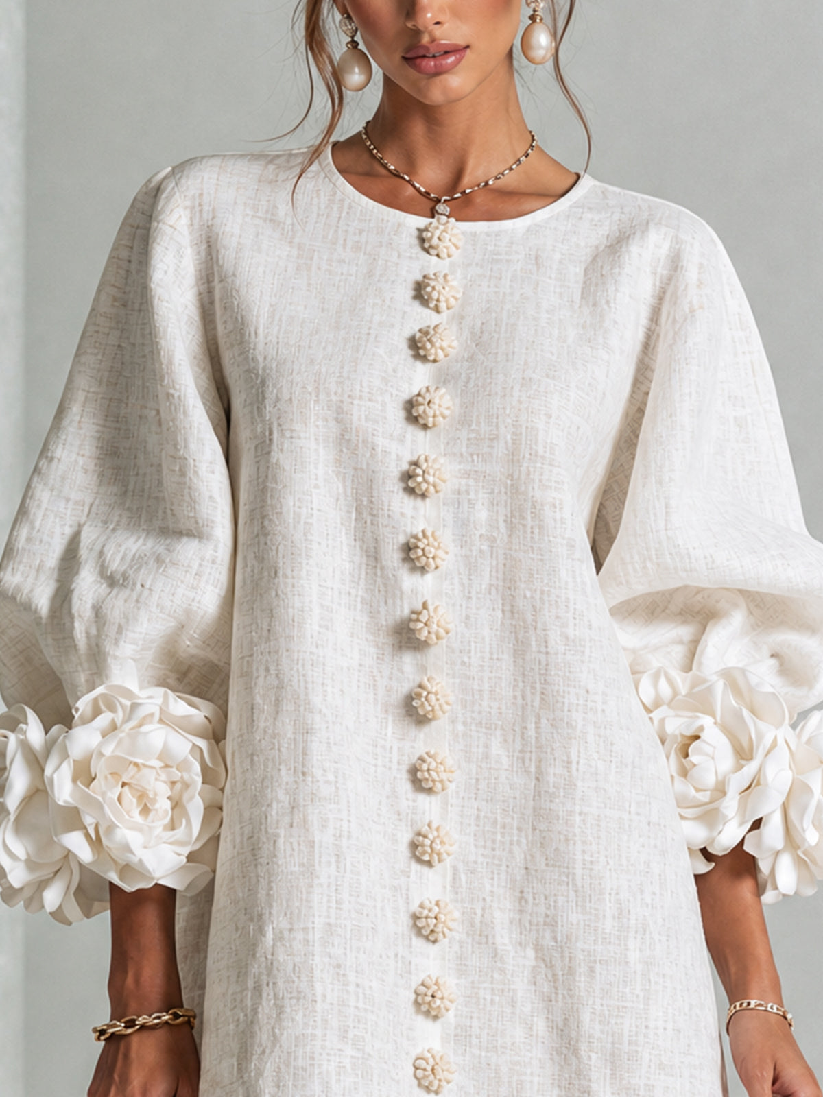 Montserrat | Vestido mini de lino con puños de rosa – Blanco