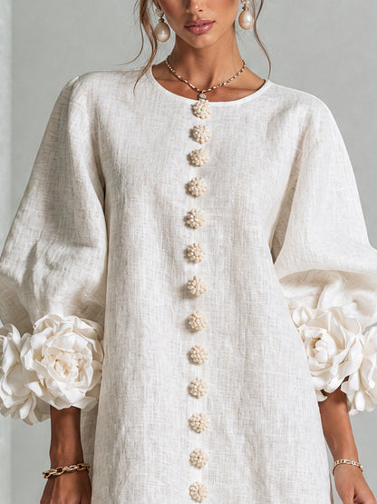 Montserrat | Vestido mini de lino con puños de rosa – Blanco